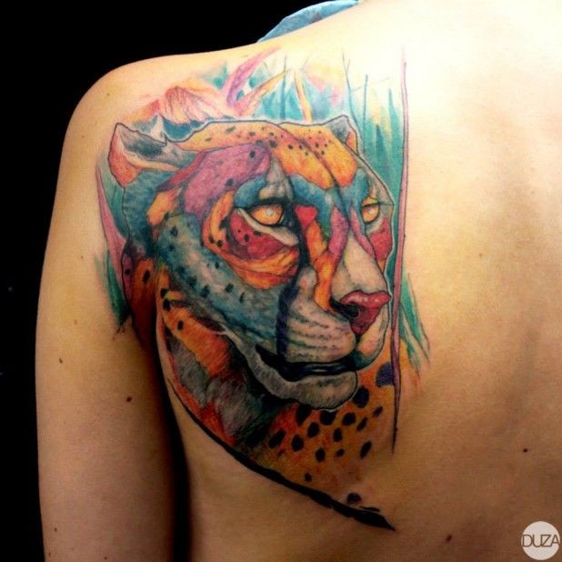 漂亮的彩色豹子背部纹身图案