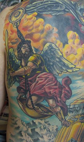 背部彩色的天使和天堂纹身图案
