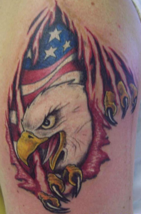 美国国旗和鹰皮肤撕裂纹身图案