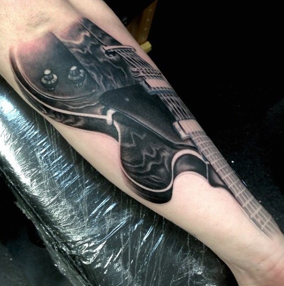 手臂黑白手绘个性的吉他纹身图案