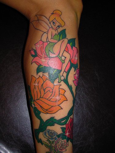 小腿彩色卡通贝尔与玫瑰纹身图案
