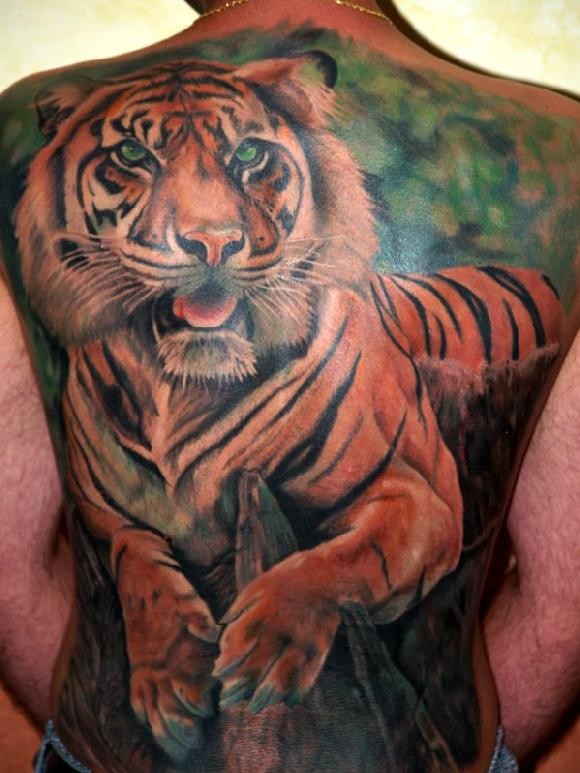 满背华丽的逼真3D老虎彩绘纹身图案