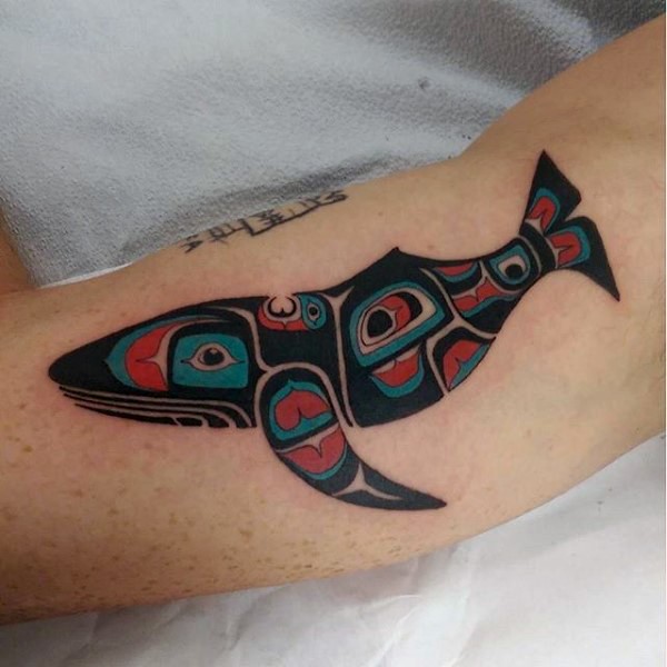 手臂独特的设计彩色部落风格鲸鱼纹身图案