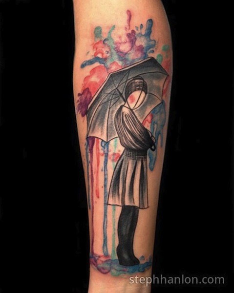 手臂抽象风格的彩色女性与雨伞纹身图案