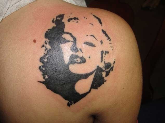 背部抽象风格黑白玛丽莲梦露肖像纹身图案