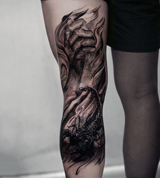 令人难以置信的黑白逼真蝎子与火焰手臂纹身图案