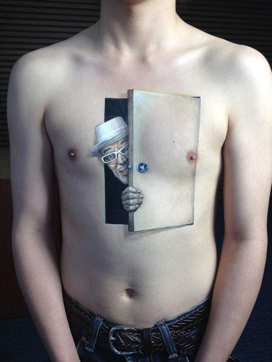 胸部3D写实的别致男人和门纹身图案