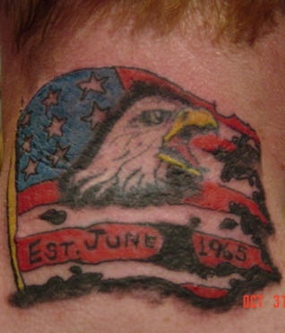 鹰和破旧的美国国旗纹身图案