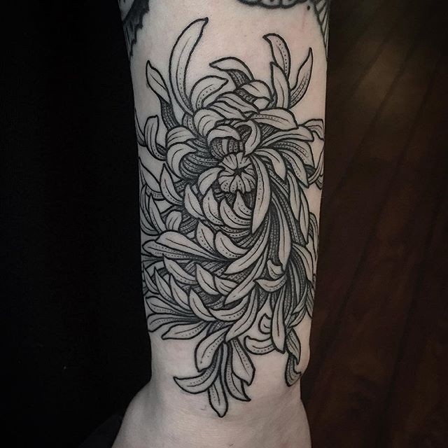 手臂黑白点刺精美的菊花纹身图案