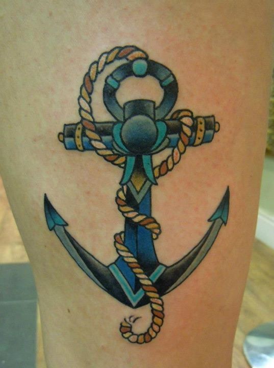 大腿蓝色的船锚和绳子纹身图案