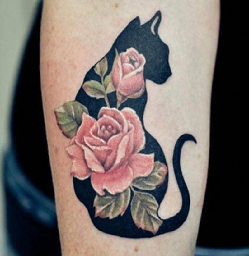 手臂写实的彩色小花朵与猫轮廓纹身图案