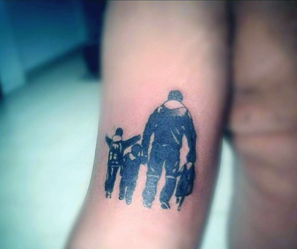 手臂父子三人黑白背影纹身图案