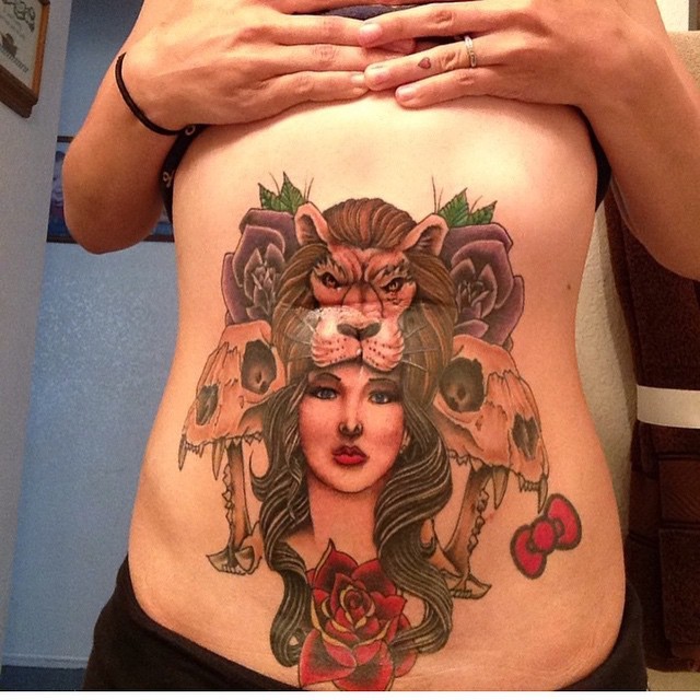 腹部神秘的吉普赛女郎和动物头骨狮子纹身图案