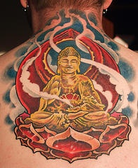 背部金色的佛像纹身图案