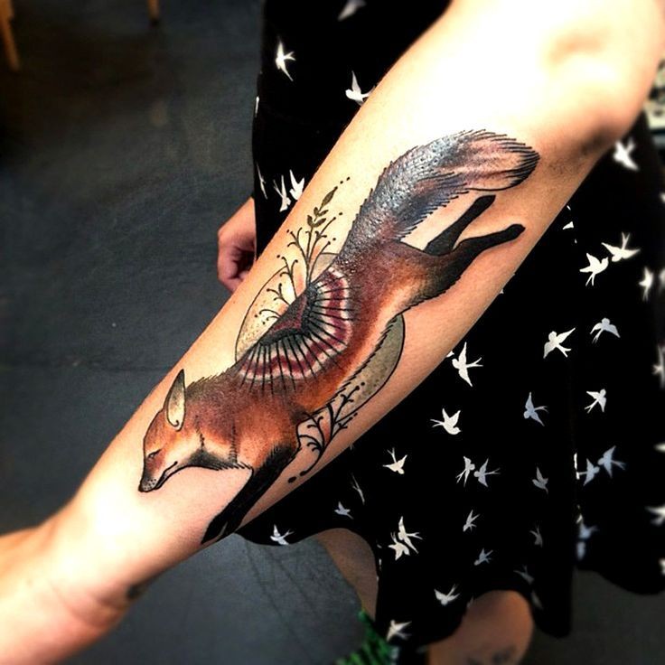 手臂生动的彩色狐狸纹身图案