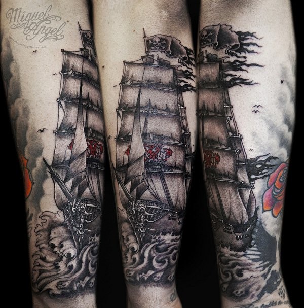 雕刻风格的彩色海盗帆船与花朵手臂纹身图案
