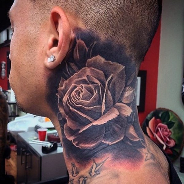 男性颈部3D黑色的大玫瑰纹身图案