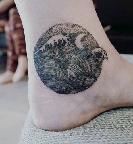 脚踝黑色线条点刺波浪与月亮纹身图案