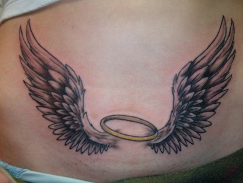 天使翅膀和金色光环纹身图案