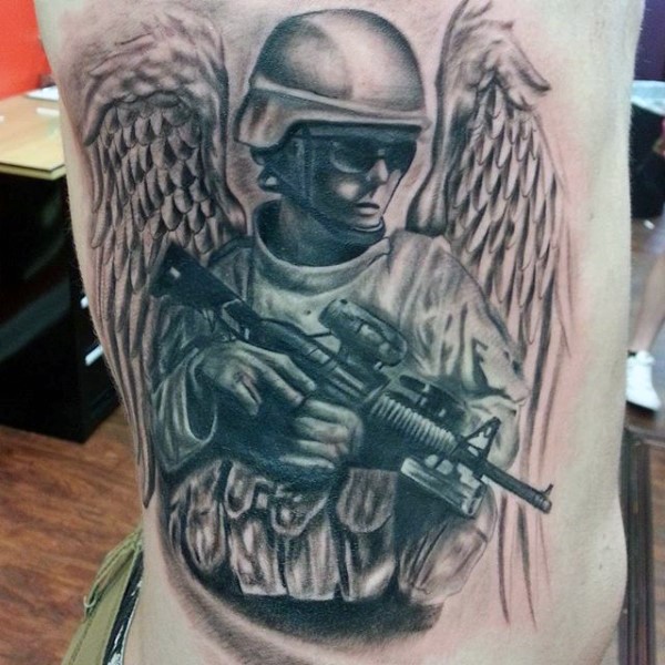 黑灰风格的纪念美国士兵天使侧肋纹身图案