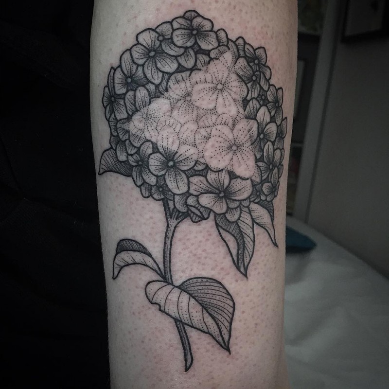 手臂黑色美丽的花朵与白色三角形纹身图案