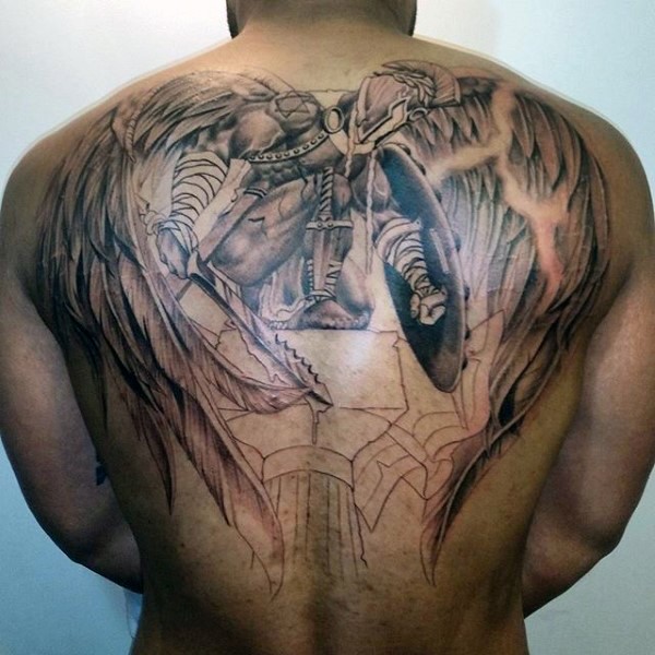 背部受伤的天使战士纹身图案
