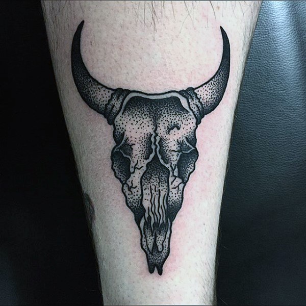 点刺风格的黑色动物头骨手臂纹身图案