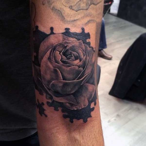 天然的黑灰玫瑰和拼图手臂纹身图案