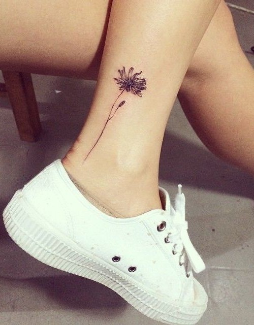可爱的黑色花朵脚踝纹身图案