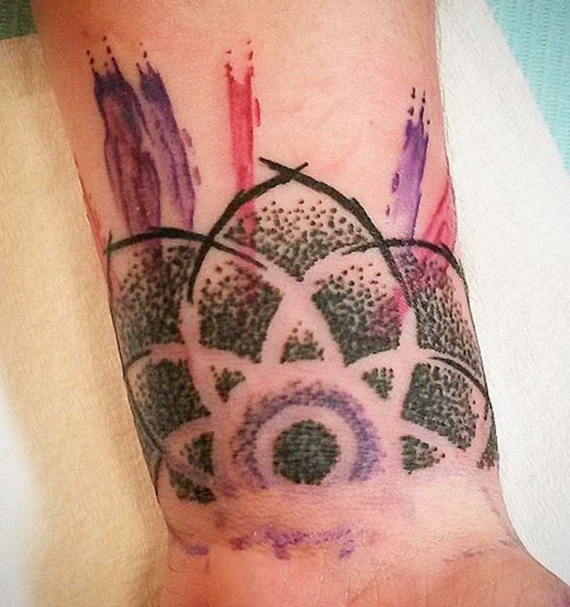 手腕抽象风格的水彩花朵纹身图案