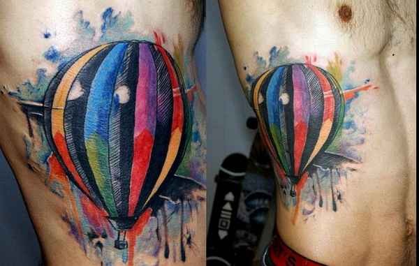 侧肋抽象风格的彩色飞行热气球纹身图案