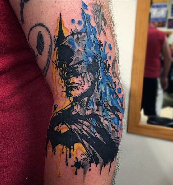 手臂抽象风格的彩色蝙蝠侠纹身图案