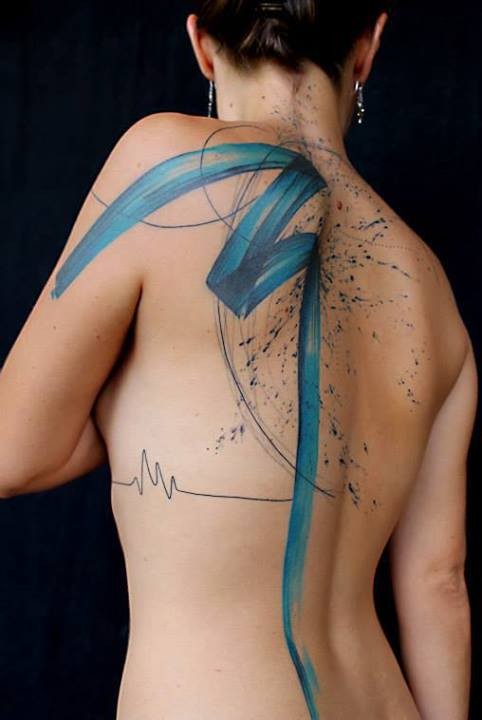 背部抽象风格的蓝色线条纹身图案
