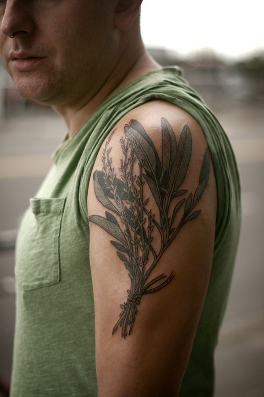 男性手臂个性的野花纹身图案