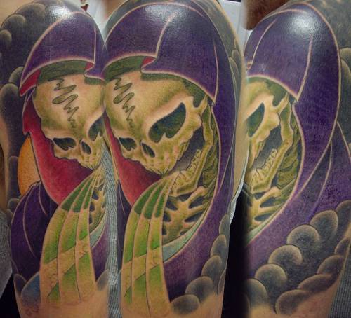 骷髅和斗篷彩色手臂纹身图案