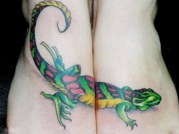 脚背卡通风格彩色的蜥蜴纹身图案