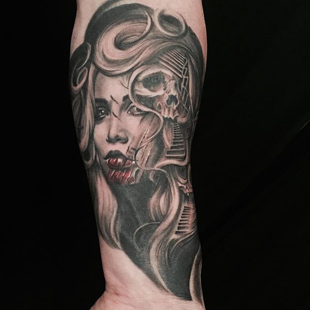 写实风格的彩色女人与骷髅骨架手臂纹身图案