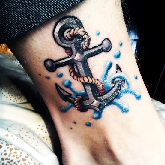 彩色绳子船锚和蓝色水花脚踝纹身图案