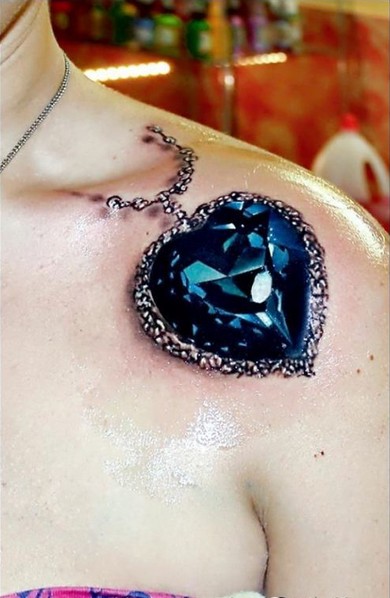 肩部非常逼真的3D蓝色心形钻石纹身图案