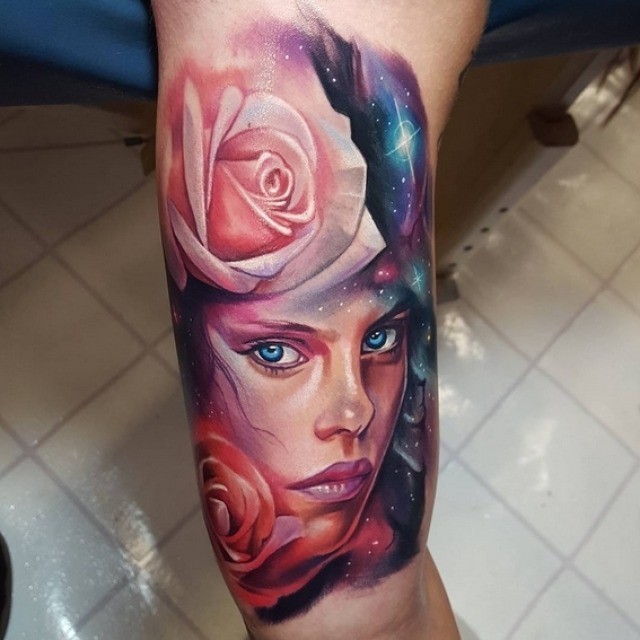 神秘逼真的彩色女性肖像和玫瑰星空手臂纹身图案