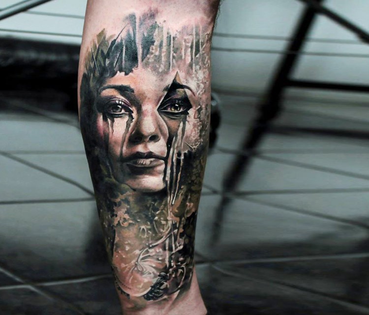 小腿写实的神秘女人肖像和树林纹身图案
