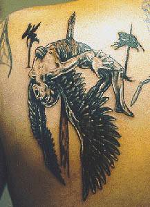 天使受折磨背部纹身图案
