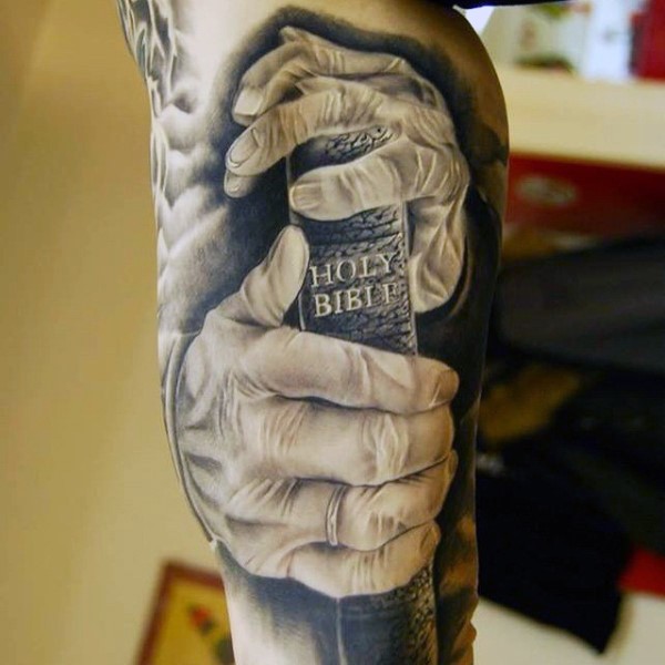 非常写实的宗教风格手持圣经手臂纹身图案