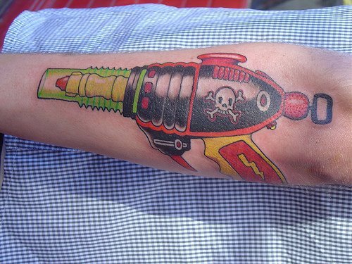 手臂外星人激光枪彩色纹身图案