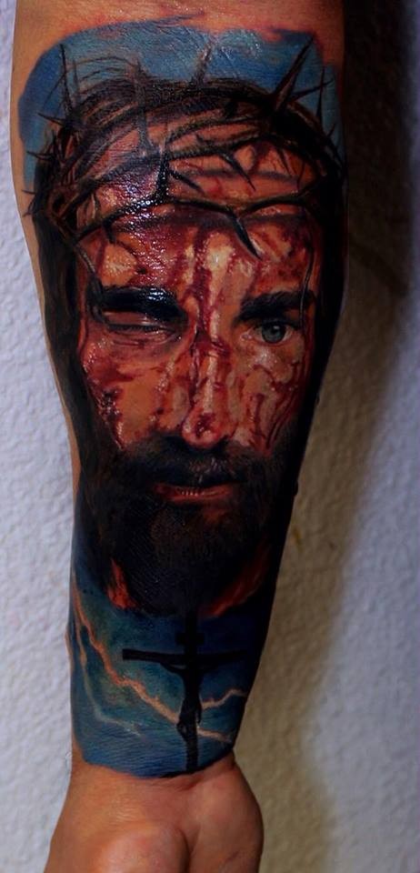 写实风格的彩色血腥耶稣肖像和荆棘手臂纹身图案