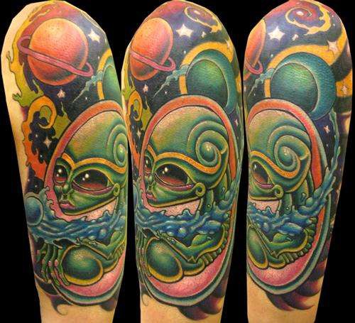 手臂彩色的外星人世界纹身图案
