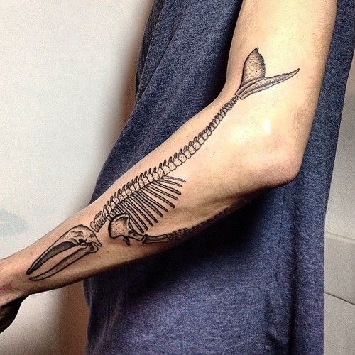 小臂惊人的黑色鲸鱼骨架纹身图案