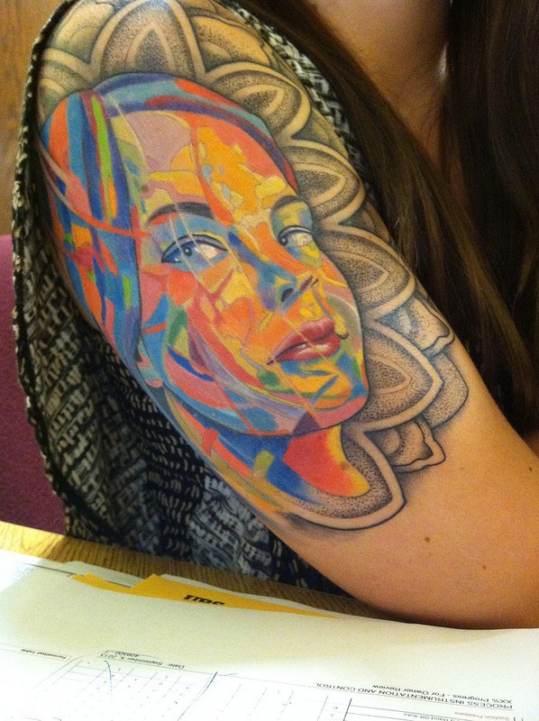 手臂惊人的七彩女生肖像纹身图案
