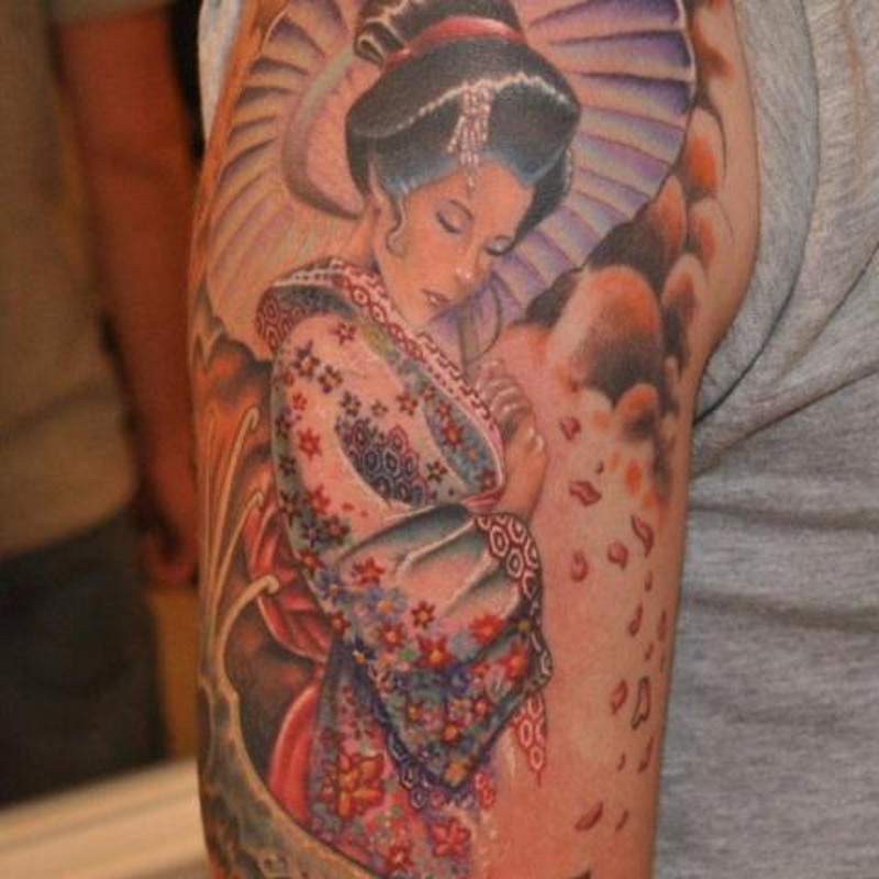 迷人的腼腆亚洲艺妓与和服花瓣手臂纹身图案