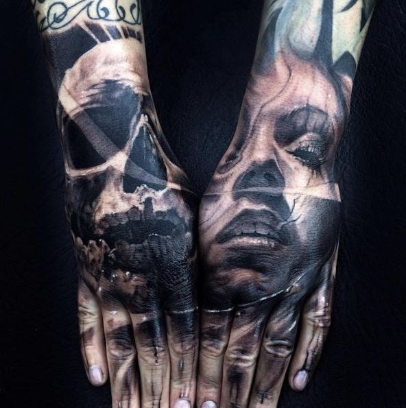 手背黑灰风格女性肖像与骷髅纹身图案